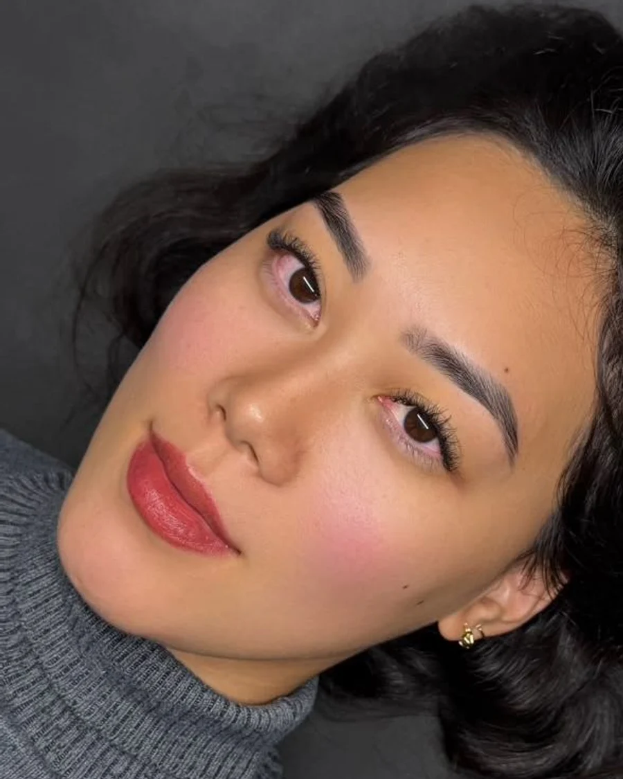 Depois: a mesma cliente com volume brasileiro e design com henna